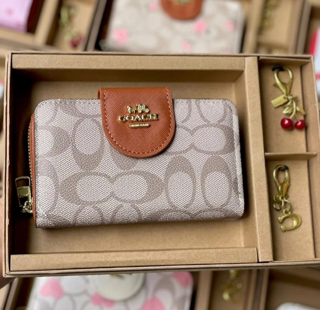 Billetera de cuero con llavero y clip.