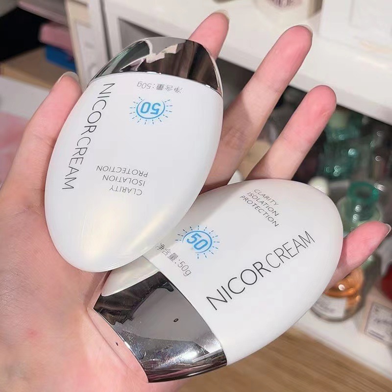 Crema protectora solar para uso facial y corporal.