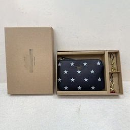 Billetera de cuero con llavero y clip.